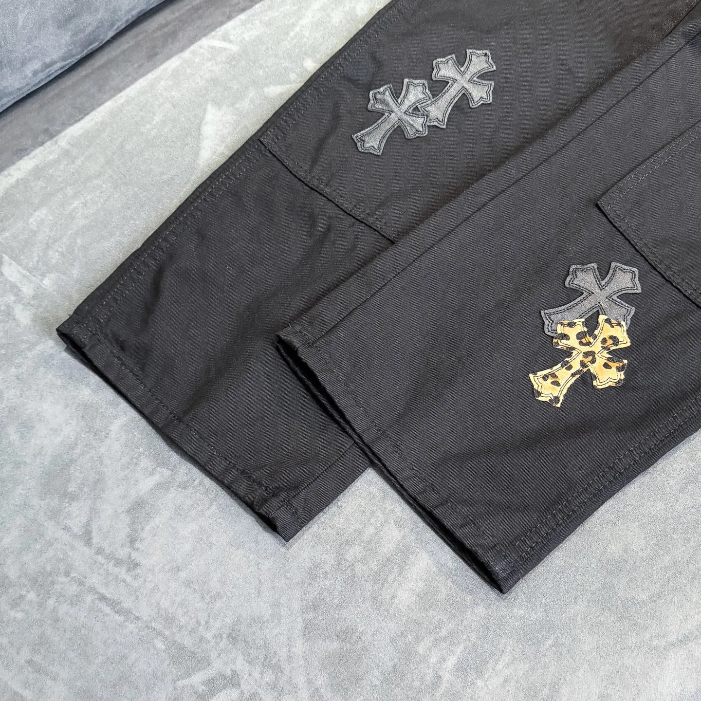 P270 Chrome Hearts Leopard Print Jeans with Black Leather and Wooden Leather Elements Washed Jeans Authentically Restore the Ultimate Vintage Texture Three-Dimensional Fit Loose and Comfortable Not Slimming Appearing Tall and Slim Made by Manufacturers Original Quality Control Same Style for Men and Women Can Be Matched with Couples Versatile Recommendations Must-Have Jeans for All Seasons Fashionistas Have Been Disappointed From the Quality Selection of Fabrics, Cutting of Details, and Matching of Patterns, Everything Is Impeccable! The upper body is so handsome when worn...it can be easily worn by men, women and children! The craftsmanship is made of heavy-duty washed pure cotton denim fabric. After washing, it is soft and thick and looks very stylish when worn. Color: black Size: 28 30 32 34 36